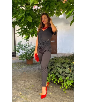 Leyla overál fekete